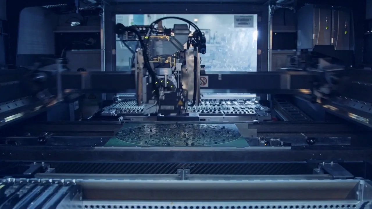 Automated robotic assembly station placing components on a printed circuit board