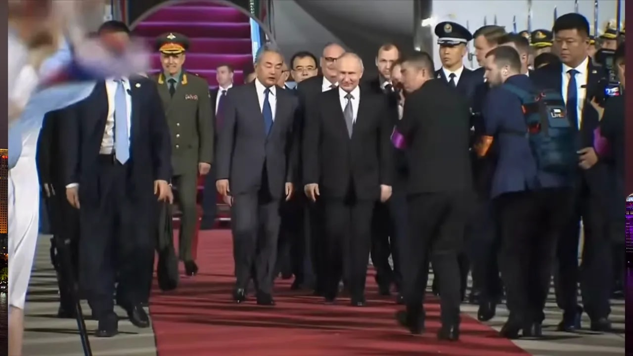 Xi Jinping and Vladimir Putin walking on the red carpet at the Beijing summit